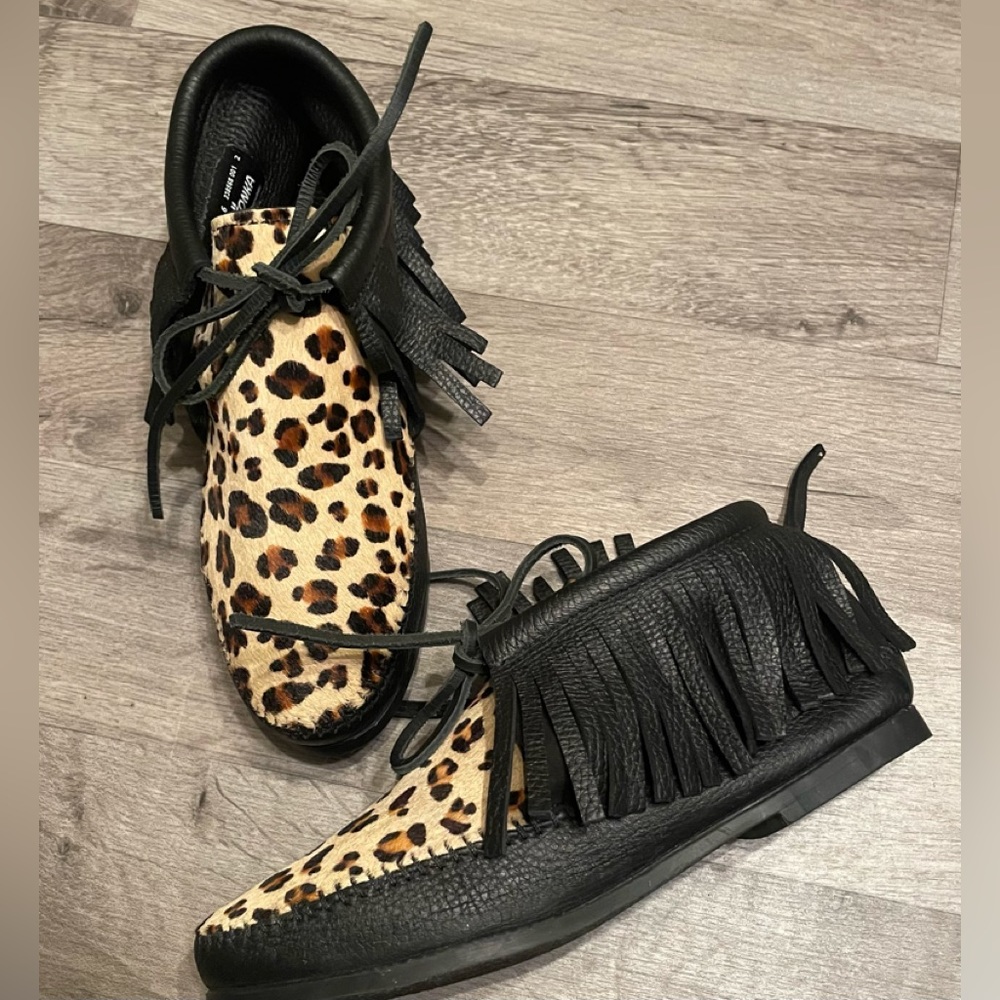 Minnetonka ladies Sz 6 New leopard Moccasins